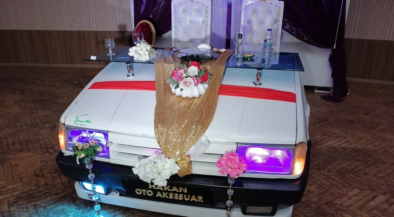 Otomobilin ön tarafını keserek gelin damat masası yaptı! Görenler şok oldu